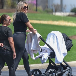 Exclusif - Premières photos de Khloé Kardashian en balade avec sa fille True Thompson dans un parc à Cleveland, le 6 mai 2018