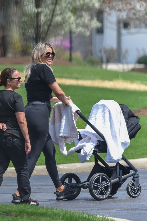 Exclusif - Premières photos de Khloé Kardashian en balade avec sa fille True Thompson dans un parc à Cleveland, le 6 mai 2018