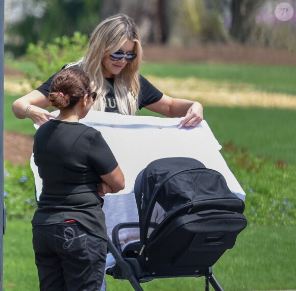 Exclusif - Premières photos de Khloé Kardashian en balade avec sa fille True Thompson dans un parc à Cleveland, le 6 mai 2018