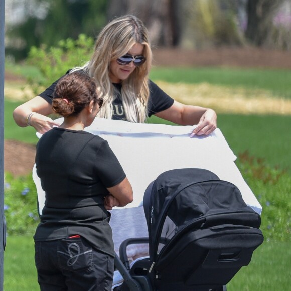 Exclusif - Premières photos de Khloé Kardashian en balade avec sa fille True Thompson dans un parc à Cleveland, le 6 mai 2018