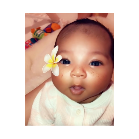Pour les 1 mois de sa fille True, Khloé Kardashian dévoile pour la première fois son visage le 12 mai 2018. Le bébé est né le 12 avril.