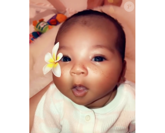 Pour les 1 mois de sa fille True, Khloé Kardashian dévoile pour la première fois son visage le 12 mai 2018. Le bébé est né le 12 avril.