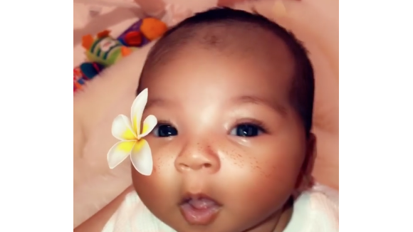 Khloé Kardashian dévoile le visage de sa fille True, 1 mois... Trop craquante !