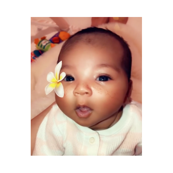Pour les 1 mois de sa fille True, Khloé Kardashian dévoile pour la première fois son visage le 12 mai 2018. Le bébé est né le 12 avril.
