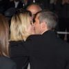 Guillaume Canet et Marion Cotillard s'embrassent amoureusement à la descente des marches pour le film Le Grand Bain à Cannes, le 13 mai 2018.