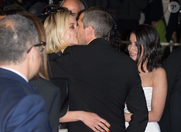 Guillaume Canet et Marion Cotillard s'embrassent amoureusement à la descente des marches pour le film Le Grand Bain à Cannes, le 13 mai 2018.