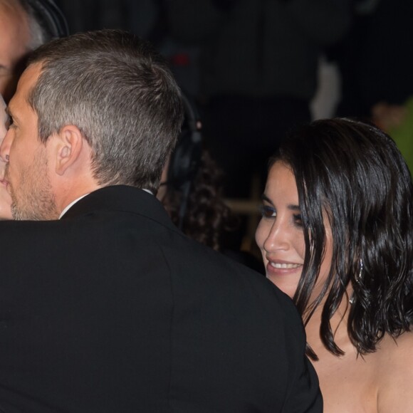 Guillaume Canet et Marion Cotillard s'embrassent amoureusement à la descente des marches pour le film Le Grand Bain à Cannes, le 13 mai 2018.