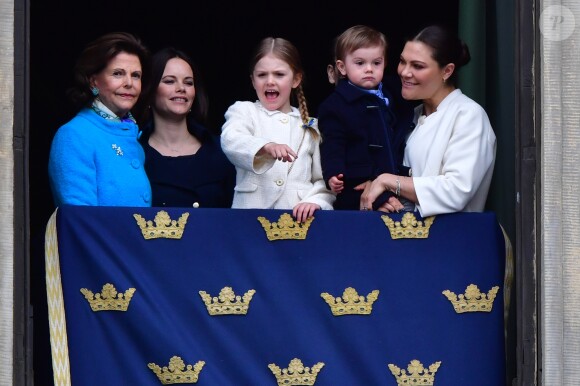 La princesse Sofia de Suède (à gauche en arrière-plan) avec la reine Silvia, la princesse Estelle, la princesse Victoria, le prince Oscar et le prince Daniel lors de la célébration du 72e anniversaire du roi Carl XVI Gustaf à Stockholm en Suède le 30 avril 2018.