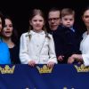 La princesse Sofia de Suède (à gauche en arrière-plan) avec la reine Silvia, la princesse Estelle, la princesse Victoria, le prince Oscar et le prince Daniel lors de la célébration du 72e anniversaire du roi Carl XVI Gustaf à Stockholm en Suède le 30 avril 2018.