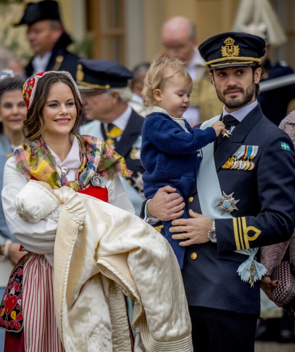 La princesse Sofia et le prince Carl Philip de Suède lors du baptême de leur fils le prince Gabriel de Suède à la chapelle du palais Drottningholm à Stockholm le 1er décembre 2017.