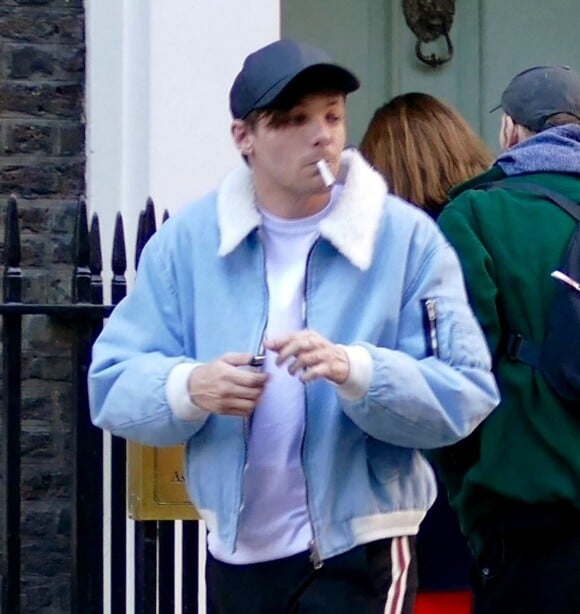 Exclusif - Louis Tomlinson, une cigarette à la bouche, se promène dans les rues de Londres. Le 7 mars 2018