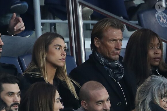 Hervé Renard et sa fille Candide dans les tribunes du parc des Princes lors du au match de football de Ligue 1 Paris Saint-Germain contre Espérance sportive Troyes Aube Champagne à Paris, France, le 19 novembre 2017. © Cyril Moreau/Bestimage