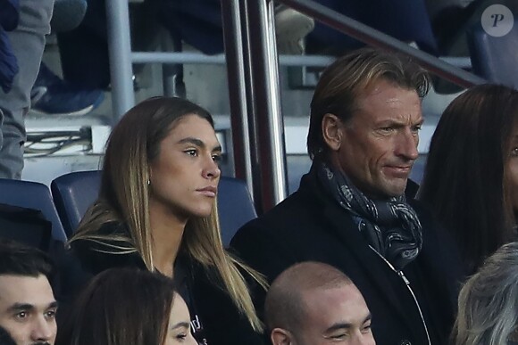Hervé Renard et sa fille Candide dans les tribunes du parc des Princes lors du au match de football de Ligue 1 Paris Saint-Germain contre Espérance sportive Troyes Aube Champagne à Paris, France, le 19 novembre 2017. © Cyril Moreau/Bestimage