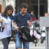 Cesc Fabregas et sa petite amie Daniella Semaan se promenent avec leur fille Lia a Barcelone, le 7 mai 2013.