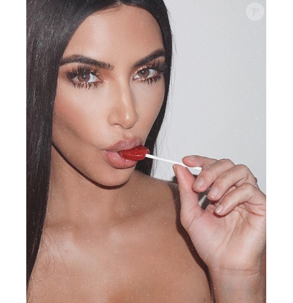Kim Kardashian a fait la promotion de l'un de ses secrets minceur sur son compte Instagram, ce 16 mai 2018. Un conseil beauté vivement critiqué.