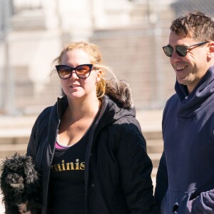 Exclusif - Amy Schumer et son mari Chris Fischer se promènent main dans la main à New York le 7 avril 2018.