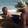 Jenaye Noah publie une photo de son père, Yannick Noah, à la plage avec son petit-fils. La famille Noah passe des vacances à Hawaï. Instagram, le 16 mai 2018.