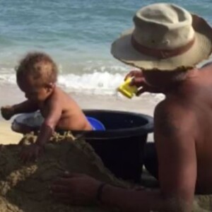 Jenaye Noah publie une photo de son père, Yannick Noah, à la plage avec son petit-fils. La famille Noah passe des vacances à Hawaï. Instagram, le 16 mai 2018.
