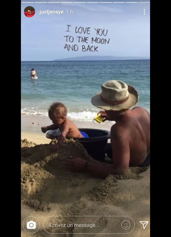 Jenaye Noah publie une photo de son père, Yannick Noah, à la plage avec son petit-fils. La famille Noah passe des vacances à Hawaï. Instagram, le 16 mai 2018.