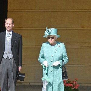 La reine Elizabeth II avec la comtesse Sophie de Wessex, le prince Edward et le prince Andrew lors de la première garden aprty de l'année 2018 au palais de Buckingham à Londres le 15 mai 2018.