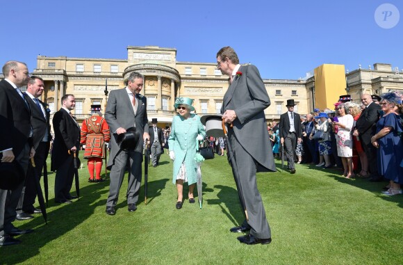 La reine Elizabeth II à la rencontre de ses invités lors de la première garden aprty de l'année 2018 au palais de Buckingham à Londres le 15 mai 2018.