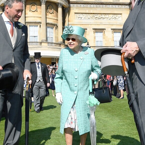La reine Elizabeth II à la rencontre de ses invités lors de la première garden aprty de l'année 2018 au palais de Buckingham à Londres le 15 mai 2018.