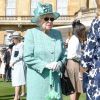 La reine Elizabeth II à la rencontre de ses invités lors de la première garden aprty de l'année 2018 au palais de Buckingham à Londres le 15 mai 2018.