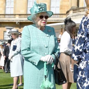 La reine Elizabeth II à la rencontre de ses invités lors de la première garden aprty de l'année 2018 au palais de Buckingham à Londres le 15 mai 2018.