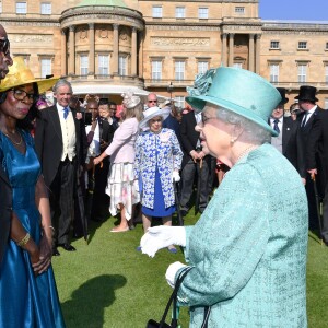 La reine Elizabeth II à la rencontre de ses invités lors de la première garden aprty de l'année 2018 au palais de Buckingham à Londres le 15 mai 2018.