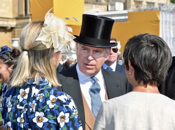 Le prince Andrew rencontre des invités lors de la première garden aprty de l'année 2018 au palais de Buckingham à Londres le 15 mai 2018.