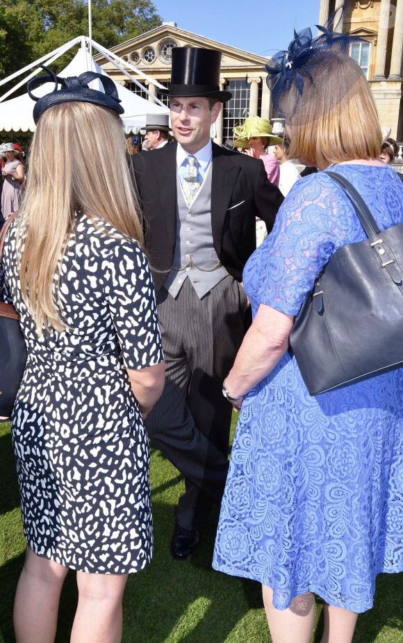 Le prince Edward rencontre des invités lors de la première garden aprty de l'année 2018 au palais de Buckingham à Londres le 15 mai 2018.