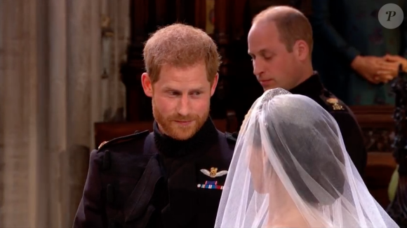 Le prince Harry était ému de voir Meghan Markle dans sa robe de mariée signée Clare Waight Keller pour Givenchy le 19 mai 2018 à Windsor lors de leur mariage.
