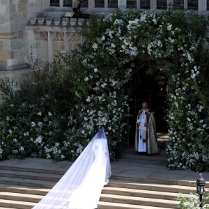 Meghan Markle, en robe de mariée Clare Waight Keller pour Givenchy, arrive à la chapelle St George avec sa mère Doria Ragland pour son mariage avec le prince Hary, à Windsor le 19 mai 2018.