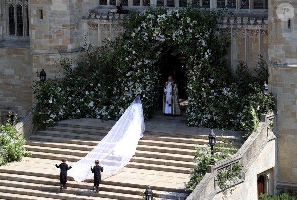 Meghan Markle, en robe de mariée Clare Waight Keller pour Givenchy, arrive à la chapelle St George avec sa mère Doria Ragland pour son mariage avec le prince Hary, à Windsor le 19 mai 2018.