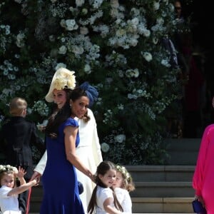 L'arrivée des pagesboys et flowergirls, notamment le prince George et la princesse Charlotte de Cambridge avec leur mère la duchesse Catherine, à la chapelle St George à Windsor le 19 mai 2018 pour le mariage du prince Harry et de Meghan Markle. Les petits pages portaient une réplique de l'uniforme des Blues and Royals porté par Harry et William.