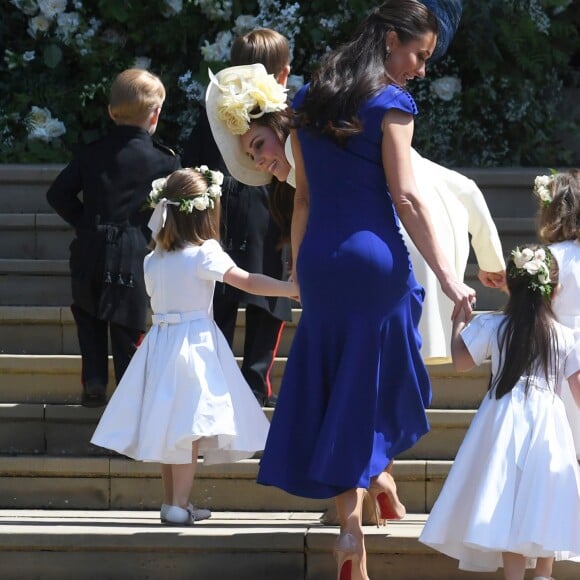 L'arrivée des pagesboys et flowergirls, notamment le prince George et la princesse Charlotte de Cambridge avec leur mère la duchesse Catherine, à la chapelle St George à Windsor le 19 mai 2018 pour le mariage du prince Harry et de Meghan Markle. Les petits pages portaient une réplique de l'uniforme des Blues and Royals porté par Harry et William.