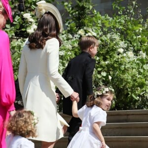 L'arrivée des pagesboys et flowergirls, notamment le prince George et la princesse Charlotte de Cambridge avec leur mère la duchesse Catherine, à la chapelle St George à Windsor le 19 mai 2018 pour le mariage du prince Harry et de Meghan Markle. Les petits pages portaient une réplique de l'uniforme des Blues and Royals porté par Harry et William.