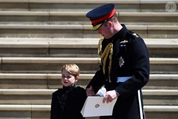 Le prince George de Cambridge, petit "pageboy" vêtu d'une réplique de l'uniforme des Blues and Royals porté par le prince Harry et le prince William, avec son père à Windsor le 19 mai 2018 au mariage du prince Harry et de Meghan Markle.