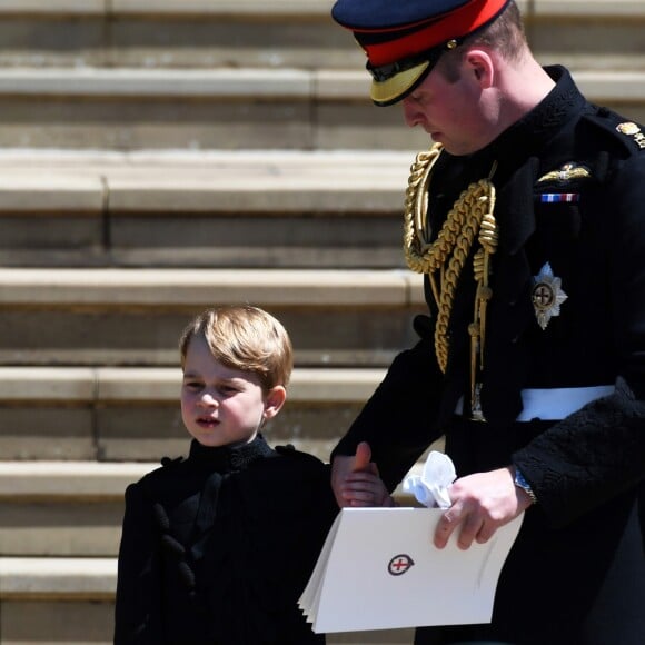 Le prince George de Cambridge, petit "pageboy" vêtu d'une réplique de l'uniforme des Blues and Royals porté par le prince Harry et le prince William, avec son père à Windsor le 19 mai 2018 au mariage du prince Harry et de Meghan Markle.