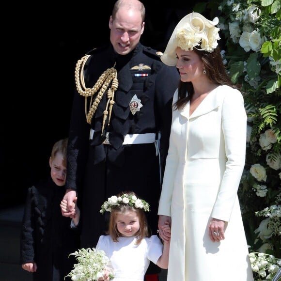 Le prince George de Cambridge, petit "pageboy" vêtu d'une réplique de l'uniforme des Blues and Royals porté par le prince Harry et le prince William, avec ses parents le duc et la duchesse de Cambridge à Windsor le 19 mai 2018 au mariage du prince Harry et de Meghan Markle.