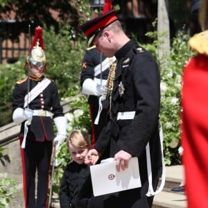 Le prince George de Cambridge, petit "pageboy" vêtu d'une réplique de l'uniforme des Blues and Royals porté par le prince Harry et le prince William, avec ses parents le duc et la duchesse de Cambridge à Windsor le 19 mai 2018 au mariage du prince Harry et de Meghan Markle.