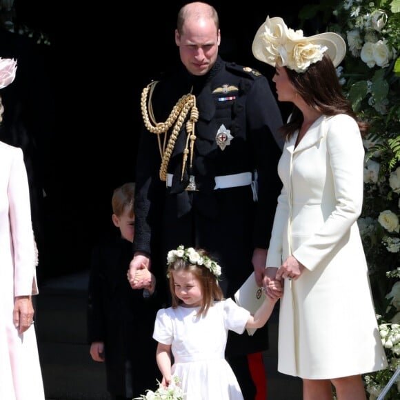 Le prince George de Cambridge, petit "pageboy" vêtu d'une réplique de l'uniforme des Blues and Royals porté par le prince Harry et le prince William, avec ses parents le duc et la duchesse de Cambridge à Windsor le 19 mai 2018 au mariage du prince Harry et de Meghan Markle.