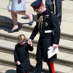 Le prince George de Cambridge, petit "pageboy" vêtu d'une réplique de l'uniforme des Blues and Royals porté par le prince Harry et le prince William, avec son père à Windsor le 19 mai 2018 au mariage du prince Harry et de Meghan Markle.