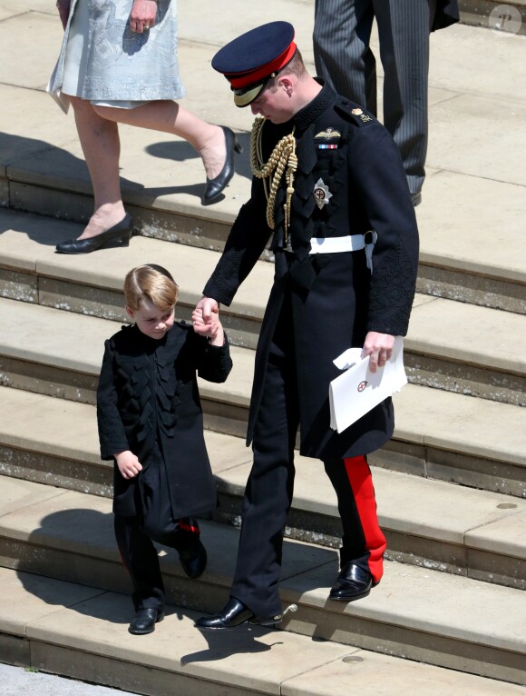 Le prince George de Cambridge, petit "pageboy" vêtu d'une réplique de l'uniforme des Blues and Royals porté par le prince Harry et le prince William, avec son père à Windsor le 19 mai 2018 au mariage du prince Harry et de Meghan Markle.