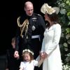 Le prince George de Cambridge, petit "pageboy" vêtu d'une réplique de l'uniforme des Blues and Royals porté par le prince Harry et le prince William, avec ses parents le duc et la duchesse de Cambridge à Windsor le 19 mai 2018 au mariage du prince Harry et de Meghan Markle.