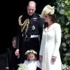 Le prince George de Cambridge, petit "pageboy" vêtu d'une réplique de l'uniforme des Blues and Royals porté par le prince Harry et le prince William, avec ses parents le duc et la duchesse de Cambridge à Windsor le 19 mai 2018 au mariage du prince Harry et de Meghan Markle.