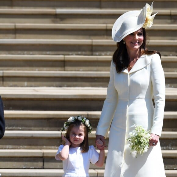 Le prince George de Cambridge, petit "pageboy" vêtu d'une réplique de l'uniforme des Blues and Royals porté par le prince Harry et le prince William, avec ses parents le duc et la duchesse de Cambridge à Windsor le 19 mai 2018 au mariage du prince Harry et de Meghan Markle.