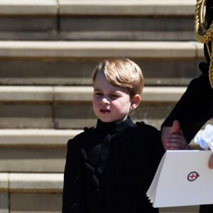 Le prince George de Cambridge, petit "pageboy" vêtu d'une réplique de l'uniforme des Blues and Royals porté par le prince Harry et le prince William, avec ses parents le duc et la duchesse de Cambridge à Windsor le 19 mai 2018 au mariage du prince Harry et de Meghan Markle.