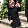 Le prince George de Cambridge, petit "pageboy" vêtu d'une réplique de l'uniforme des Blues and Royals porté par le prince Harry et le prince William, au mariage du prince Harry et de Meghan Markle, à la sortie de la chapelle St George à Windsor le 19 mai 2018.