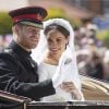 Le prince Harry, duc de Sussex, et Meghan Markle, duchesse de Sussex (robe Givenchy), en calèche à la sortie du château de Windsor après leur mariage le 19 mai 2018